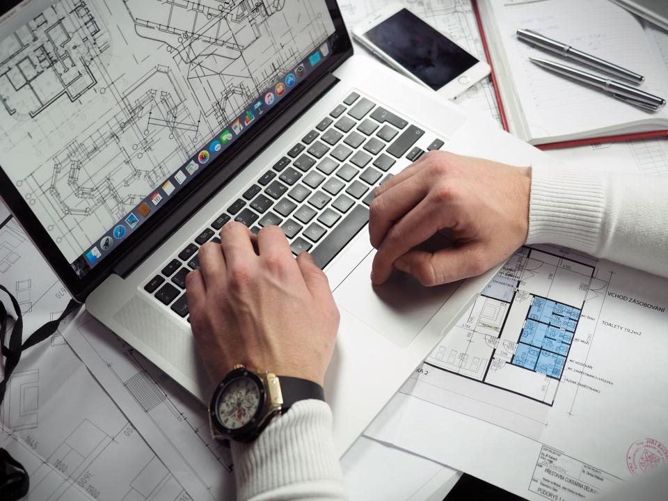 Revisión de planos arquitectónicos en computador