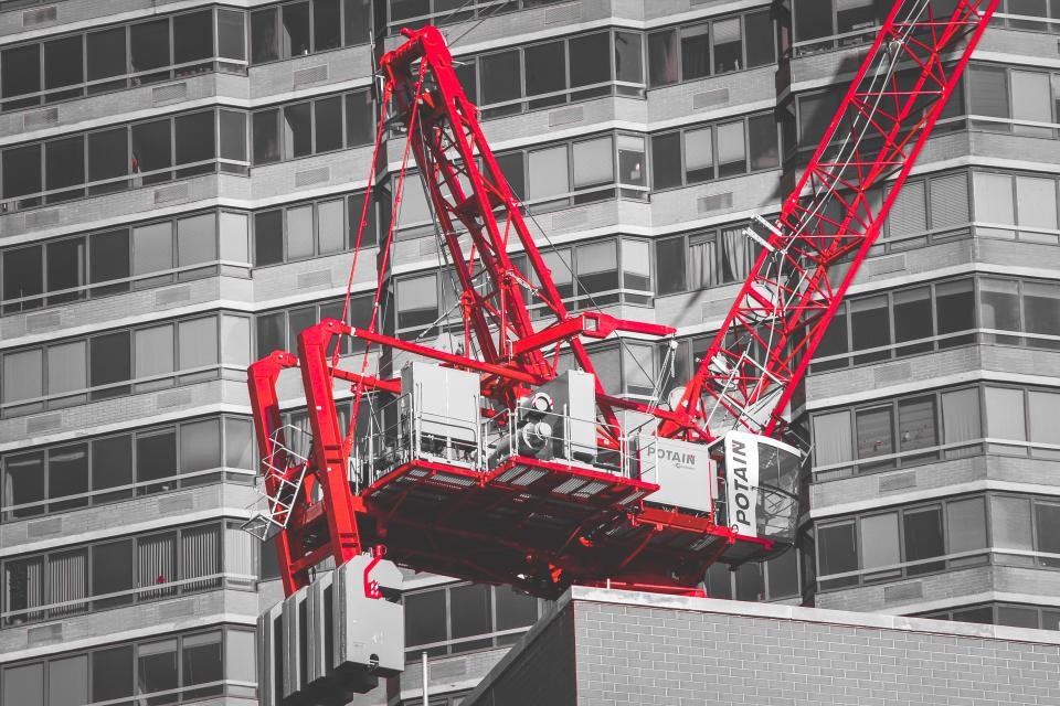 Grúas trabajando sobre un edificio en construcción